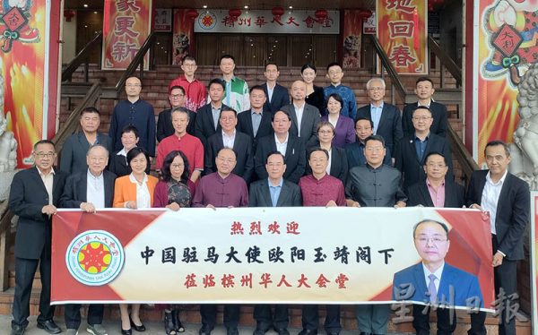欧阳玉靖(左五)到访槟州华人大会堂,获众理事热烈欢迎。左六起为陈坤海和周游斌。(梁杰华摄)