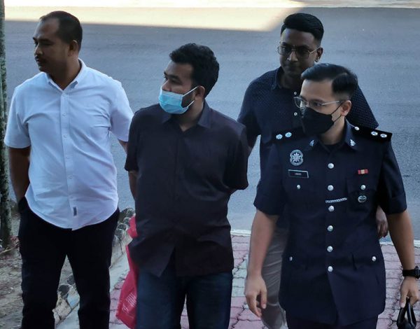 孟加拉籍被告(左二)伪造文件助同乡更新护照被控上大山脚法庭。(林昇春摄)