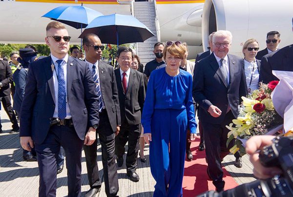 埃尔克(左四起)及施泰因迈尔抵达槟城,左三为曹观友。(图:曹观友脸书)