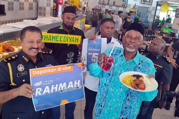 阿末斯尼(右)推介哈密里也扁担饭餐馆的爱心餐单,右二为杰甘。(梁杰华摄)