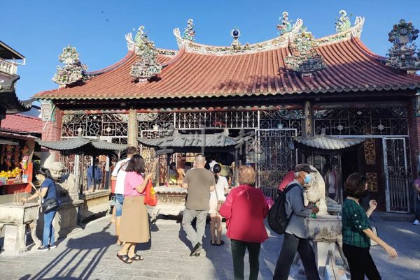 椰脚街香火鼎盛，许多善信趁正月廿六向观音借库。