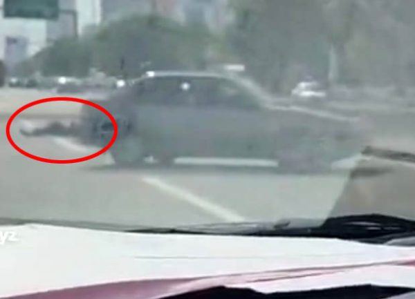 肇事轿车撞倒巡警的摩托车後急速掉头。(视频截图)