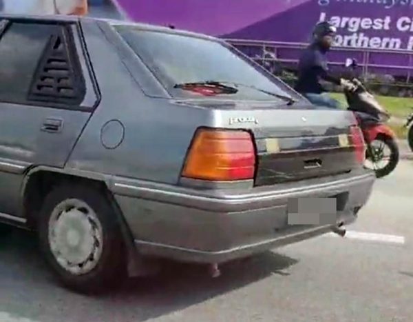 民众拍到肇事轿车的视频上传至社媒后引来网民热议。(视频截图)