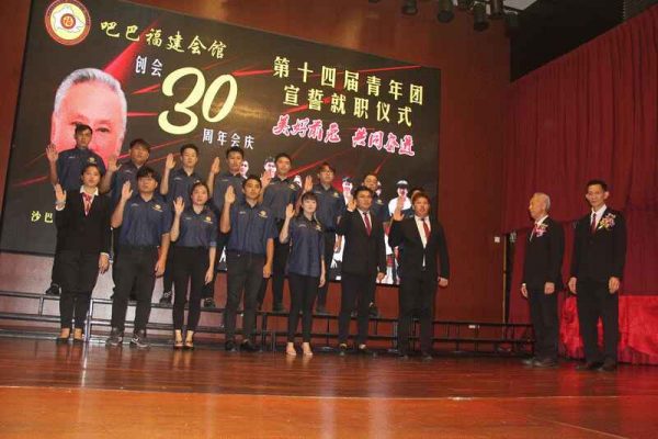 在监誓人拿督刘顺泰(右二)见証下,吧巴福建会馆第14届青年团执委会全体执委宣誓就职。