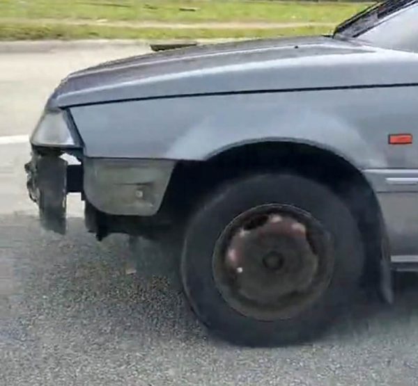 肇事轿车的前防撞杆有损坏。(视频截图)