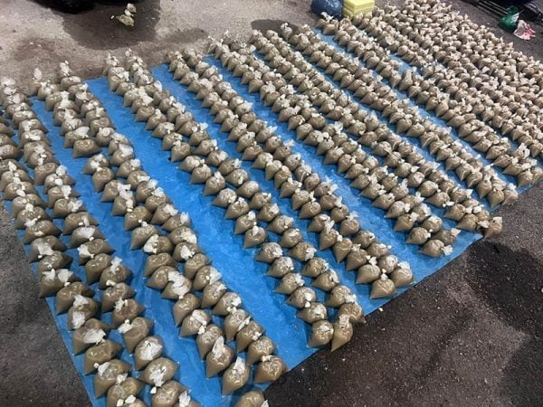 警方在山上起获共12万毫升的哥冬水。(图:槟州西南警区脸书)