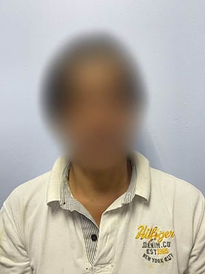 中年男子涉嫌制造和分销哥冬水,被警方逮捕。(图:槟州西南警区脸书)
