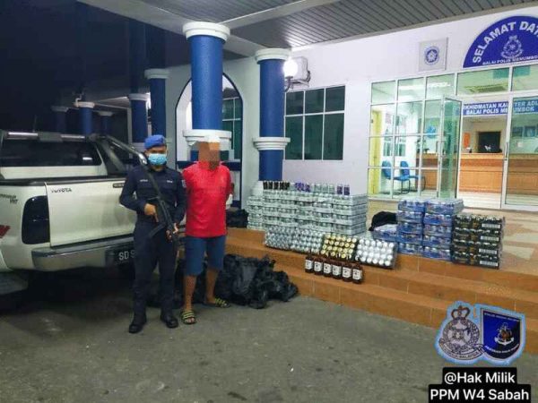 纳闽水警把起获私酒和34岁男司机交给保佛警方。