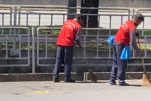 民众投诉,北赖一带有清洁工人把落叶扫进水沟而不是打包带走。他们担心会造成水沟堵塞,大雨来袭时随时一雨成灾!(视频截图)