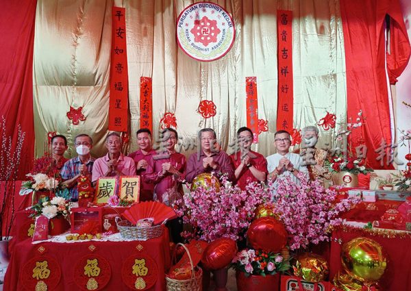 吉打佛学院2023年新春大团拜晚会,理事和嘉宾们向民众百年。左起是陈通良、李光裕、黄水福、卢炳柏、徐乃坤、陈国耀、郑瑞隆、杨罗振及金永明。(黄惠玲摄)