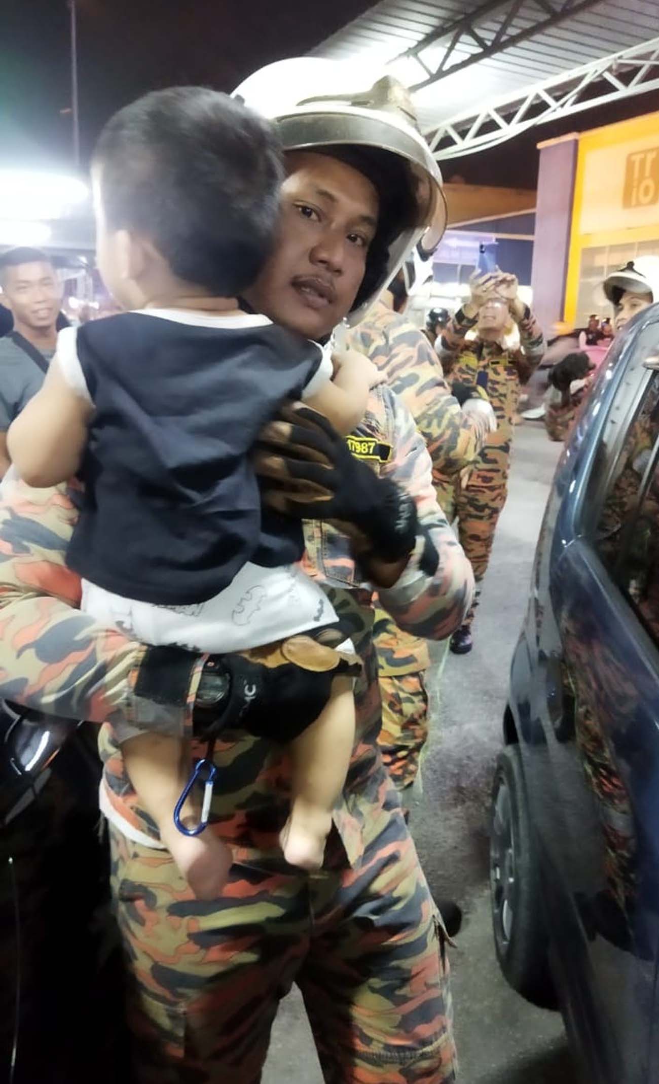 1岁男童受困车内 急召消拯员救出