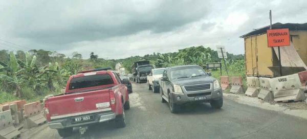 "25哩塌陷路段将近2年仍未完全修好，导致该区经常出现交通缓慢与塞车情况，被网民揶揄可能要用5年才能修好。<br