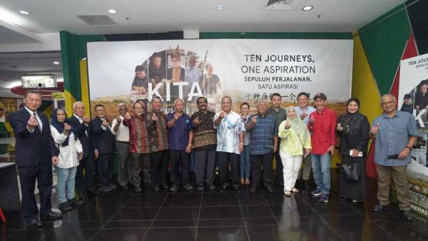 阿比丁（右九）和其他嘉宾出席《我们-沙巴庆祝多元》首映礼。