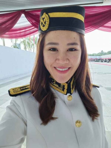 黄诗怡表示,由于山打根环境比较合适,她建议高教部应将科学与自然资源学院,以及热带雨林学院从州首府亚庇迁至山打根,以吸引更多学子深造。(取自黄诗怡脸书)