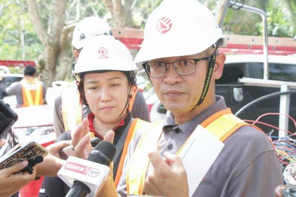 阿迪阿末（右）直指偷电进行比特币挖矿活动带来的损失远比违章屋区偷电活动来得严重。
