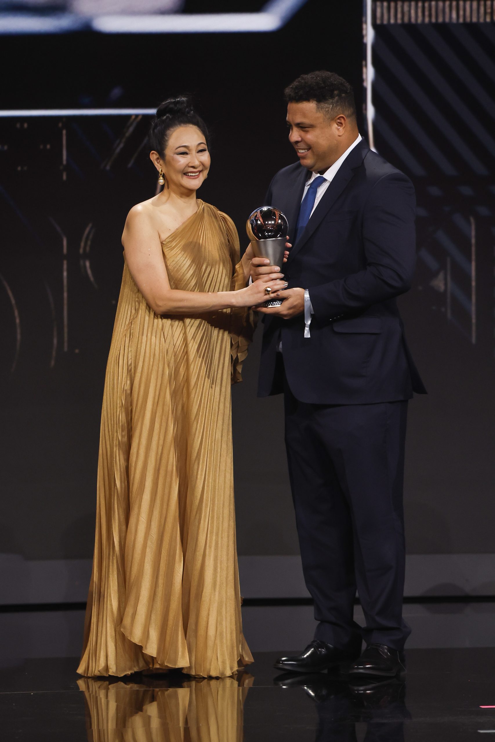 2022年度FIFA颁奖典礼|阿根廷横扫3大奖项  梅西7膺世界足球先生