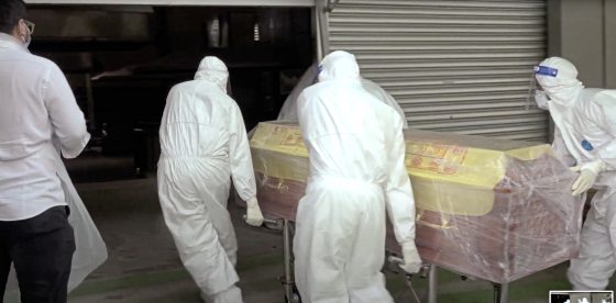 人类对冠病束手无策的当儿，人类曾经与死亡是多么的靠近，许多人因此失去家人。