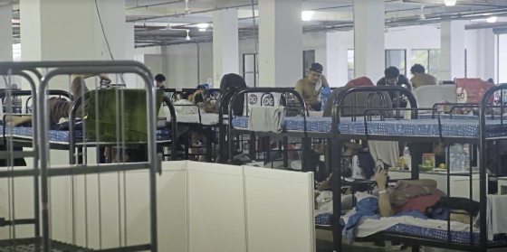 在疫情高峰期间，人满为患的冠病隔离中心。