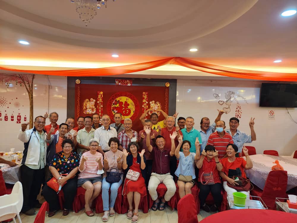 29名老同学新春聚餐  各述求学趣事