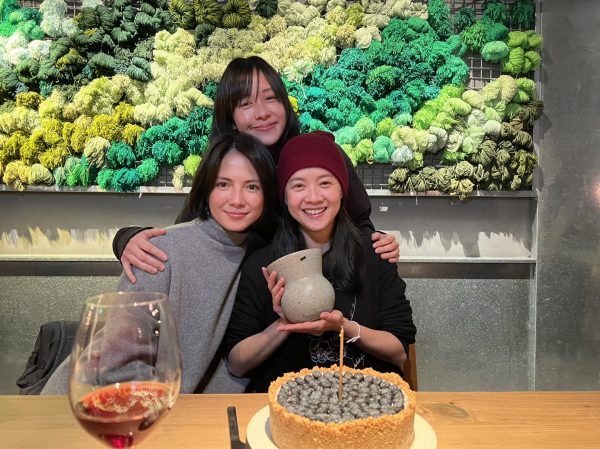 2大影后帮庆生 50岁曾宝仪素颜少女感十足