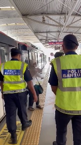 2女搭轻快铁无辜被陌生女掌掴  “友人眼镜被打到飞脱！” 