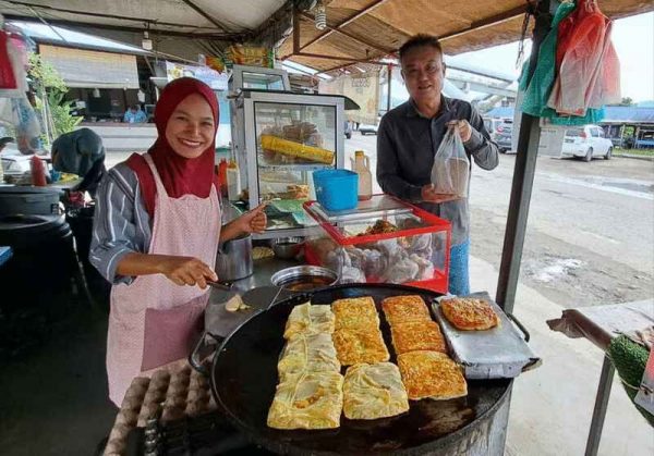 陈少威(右)建议政府为餐饮业者,特别是餐馆业者提供援助,减少餐饮业者营运成本,好让他们能推出“爱心餐单”。