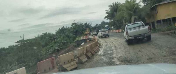 25哩路段于2021年12月中旬发生塌陷，导致原本的双车道变成单车道。（档案照）