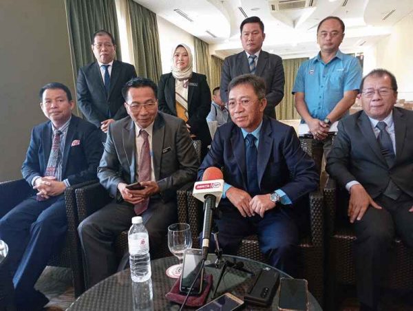 佐津(前排右二)希望山打根市议会在未来能够以服务至上,为市民提供更好的服务。