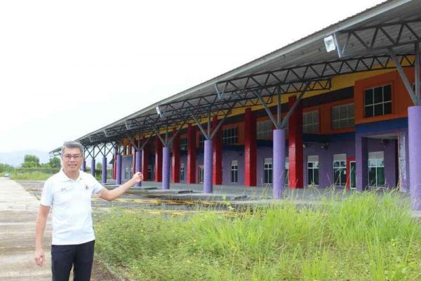 山打根新长途巴士综合总站建竣近6年,至今未啟用。