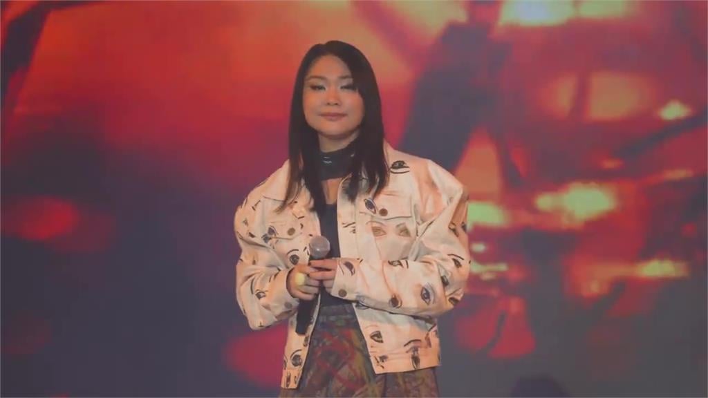  48岁许美静现身唱《城里的月光》网喊：回忆的声音