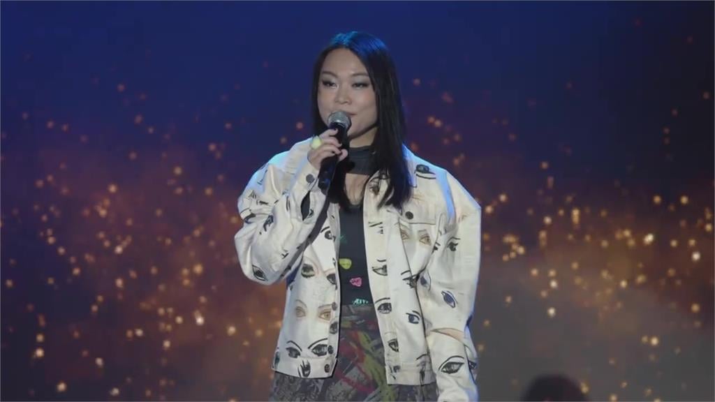  48岁许美静现身唱《城里的月光》网喊：回忆的声音