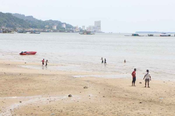 白沙岗景点宜人,远眺可看见山打根市区,亦有不少民众在沙滩嬉水。