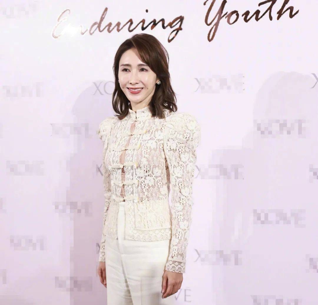 51岁黎姿脸生图曝光 脸肿表情僵硬