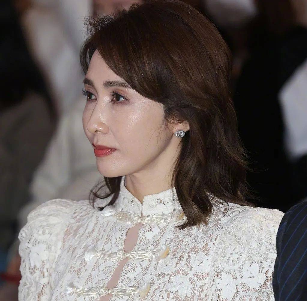 51岁黎姿脸生图曝光 脸肿表情僵硬