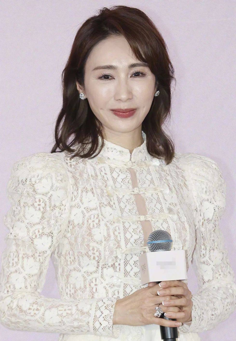 51岁黎姿脸生图曝光 脸肿表情僵硬