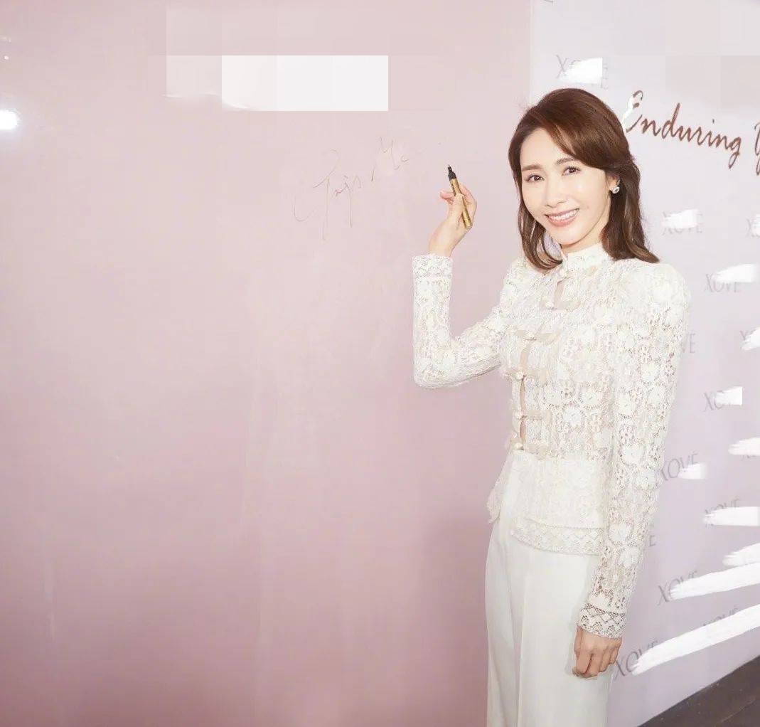 51岁黎姿脸生图曝光 脸肿表情僵硬