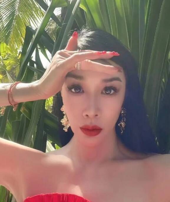  52岁锺丽缇P图太重手 撞脸阿凡达纳美星人