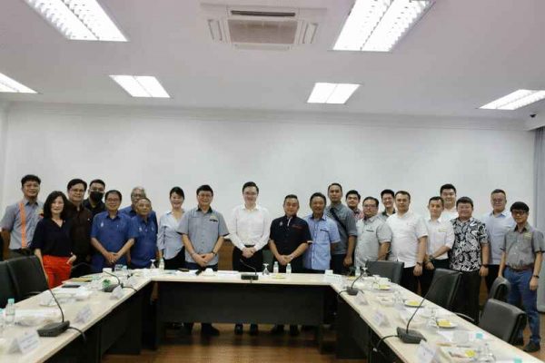 冯晋哲(左十)在会议后与POIC代表及部门官员合影。