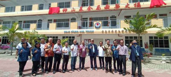 神山基金局董事成员在教程大楼前合影。