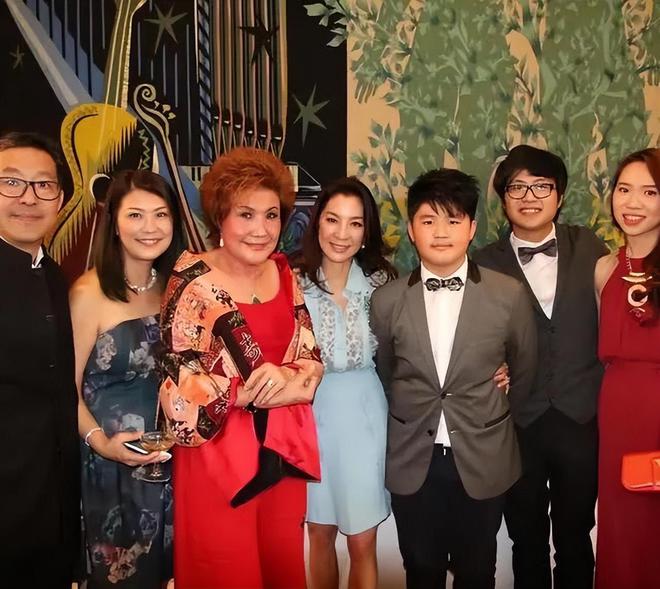 60岁杨紫琼同框83岁妈妈  网惊叹：像姐妹花