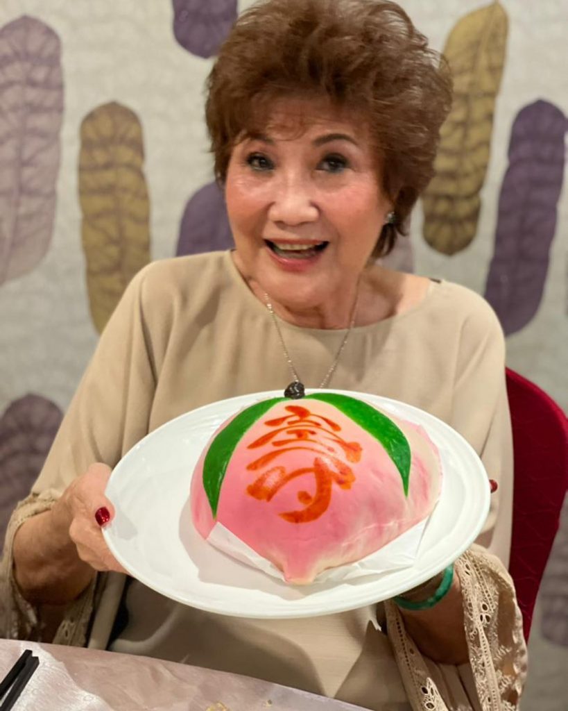 60岁杨紫琼同框83岁妈妈  网惊叹：像姐妹花