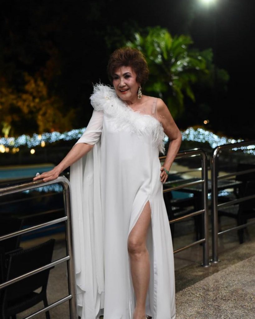 60岁杨紫琼同框83岁妈妈  网惊叹：像姐妹花