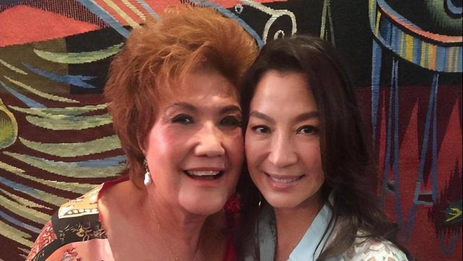 60岁杨紫琼同框83岁妈妈  网惊叹：像姐妹花