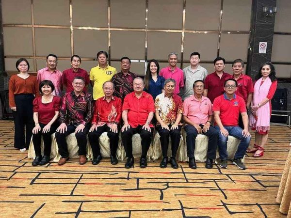 沙巴州雅寄杨氏福利会亚庇分会在沙巴客联大厦不夜天皇宫宴会厅召开第40届(2020-2022年度)执委会第3次会员常年大会及第41届(2023-2025)年度新届执委选举时摄。