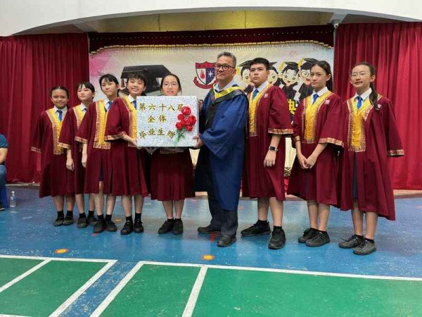 善导小学毕业生代表赠送礼物予母校。