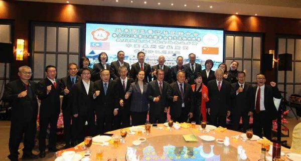 前排左三起欧阳惠峰、余志伟、黄东海、龚书荣、汪志红、黄清顺、黄天恩、黄小娟等,与马晋联代表合影。