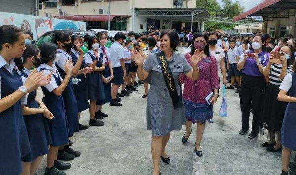 学生列队送别林玉真(中)。