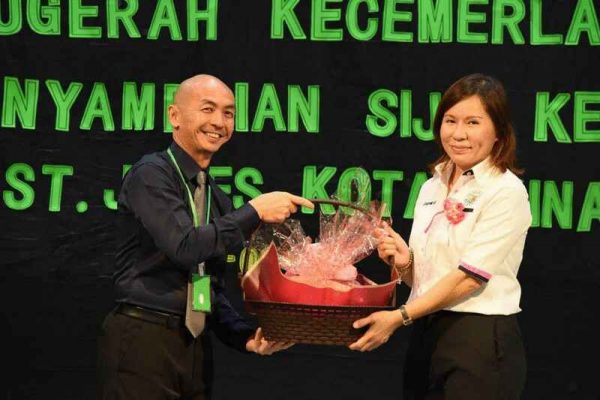 张文君(左)赠送水果礼篮予黎悦郡。