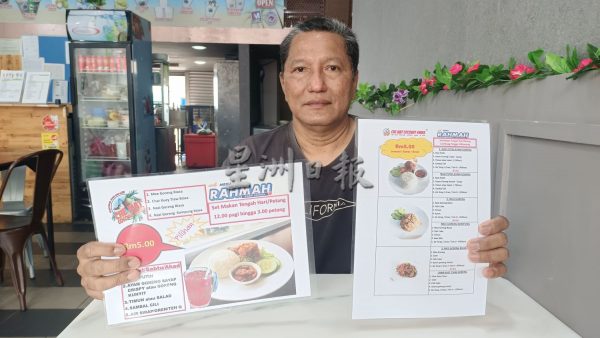 Che Mat Coconut Shake东主阿末展示5令吉爱心餐(menu rahmah)的菜单。