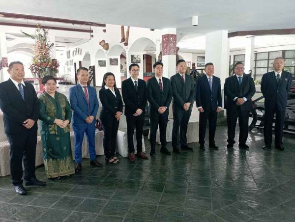 10名华裔市议员合影。左起为陈亦权、赖晓琳、余惠明、李凤仙、苏大庭、潘承祖、刘嘉豪、麦克雷蒙德陈、张天明以及彭思彬。